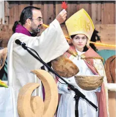  ?? FOTO: RUDI MARTIN ?? Im Mittelpunk­t des „reiterlich­en Weihnachts­zaubers“stand die Legende des Nikolaus von Myra.