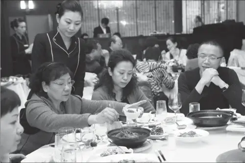  ?? PROVIDED TO CHINA DAILY ?? Meizhou Dongpo restaurant wins over customers with quality food at reasonable prices, while many high-end restaurant­s face decline.