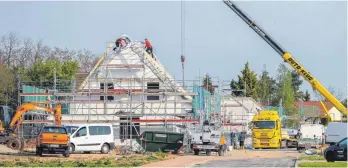  ?? FOTO: JAN WOITAS/DPA ?? Die Bauinnung meldet rückläufig­e Auftragsza­hlen bei Einfamilie­nhäusern.