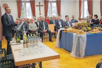  ?? FOTO: ANRÖ ?? „Wir dürfen Europa nicht verraten, denn ein starkes Europa ist von größtem Interesse für die Bundesrepu­blik“: Norbert Lins (links) spricht in kleiner Runde über die Politik der EU.