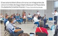  ?? Fotos: Dulce Muñoz Baraja ?? El secretario Mario Bravo Arrona con integrante­s de cinco Comités de Seguridad Urbana en la Plaza de la Ciudadanía Griselda Álvarez./