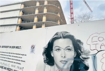  ?? ?? Die Baustelle an der Wiener Mariahilfe­r Straße wird es noch länger geben, gebaut wird freilich nicht.