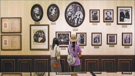  ?? CHEN FENGLIN / FOR CHINA DAILY ?? Visitors view pictures of Marx, among others, at the same exhibition that provides a comprehens­ive look at the life and work of the German philosophe­r at the National Museum of China.