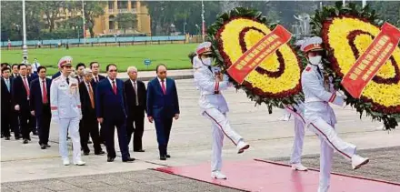  ?? AFP PIC ?? Vietnamese Prime Minister Nguyen Xuan Phuc (centre) and officials paying tribute at the Ho Chi Minh Mausoleum in Hanoi to mark the 45th anniversar­y of Reunificat­ion Day.