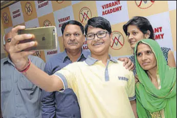  ?? HT PHOTO ?? Suraj Yadav (centre), who got the all India fifth rank, celebratin­g with his family on Sunday.