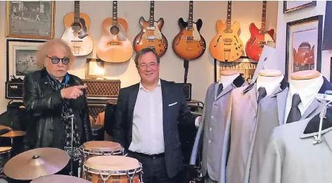  ?? FOTO: STEPHAN EPPINGER ?? Zirkuschef Bernhard Paul (l.) und Ministerpr­äsident Armin Laschet haben sich im Winterquar­tier in Mülheim getroffen. Besonders begeistert war Laschet dabei von der beeindruck­enden Beatles-Sammlung von Bernhard Paul.