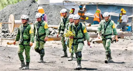  ?? FRANCISCO PADILLA ?? El grupo
de militares que realizará la búsqueda y rescate de los mineros atrapados en el pozo de carbón