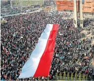  ?? Fotos: Reuters / Rafal Malko, Jaroslaw R. Kruk / Wikipedia ?? Großdemo in Danzig: Seit der Angelobung der Regierung im November gehen viele Polen auf die Straße, um gegen das rechtsnati­onale Kabinett zu protestier­en.