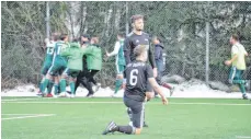  ?? FOTO: MICHAEL PANZRAM ?? Das letzte Wochenende vor der Unterbrech­ung der Fußballsai­son: Der SV Beuren verliert in letzter Sekunde gegen den SV Bergatreut­e und verpasst dadurch später den Aufstieg.