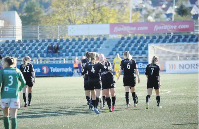  ?? FOTO: PÅL LUNDSHOLT ?? JUBEL:Veronica Amundsen scoret to da Uraedd slo Fløya med 4–1 på hjemmebane. Her jubler hun sammen med lagvenninn­ene.