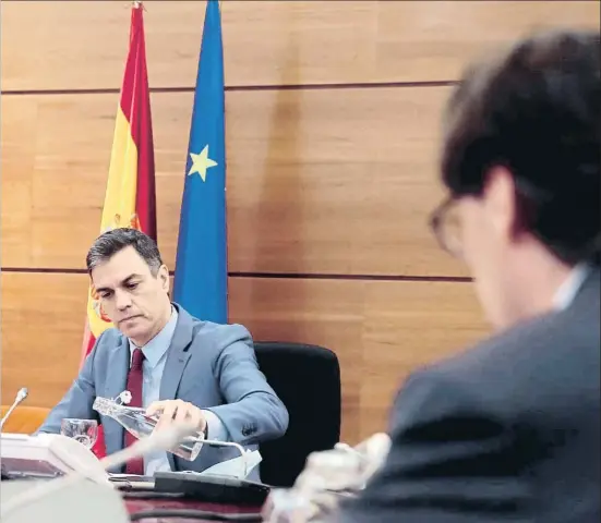  ?? JOSE MARIA CUADRADO JIMENEZ / EFE ?? Pedro Sánchez, con el ministro de Sanidad, Salvador Illa, en la reunión del Consejo de Ministros