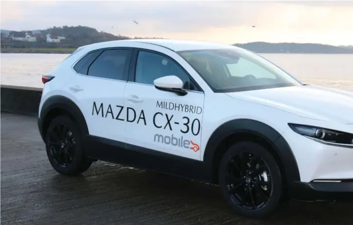  ??  ?? Slik ser den nye kompakt-suven fra Mazda, CX-30 ut. Her har de japanske designerne gjort en svaert god jobb.