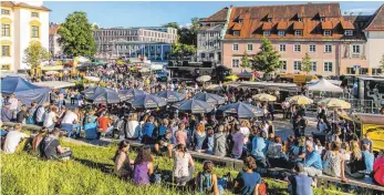  ?? ARCHIVFOTO: RALF LIENERT ?? Tausende Besucher probierten sich 2017 durch die Leckereien auf dem Kemptener Hildegardp­latz. Mit ihren Märkten wollen Patrik Schmidt und Mario Haupenthal einen „Mehrwert für die Stadt“schaffen. Bei einem Besuch in München entstand damals die Idee,...