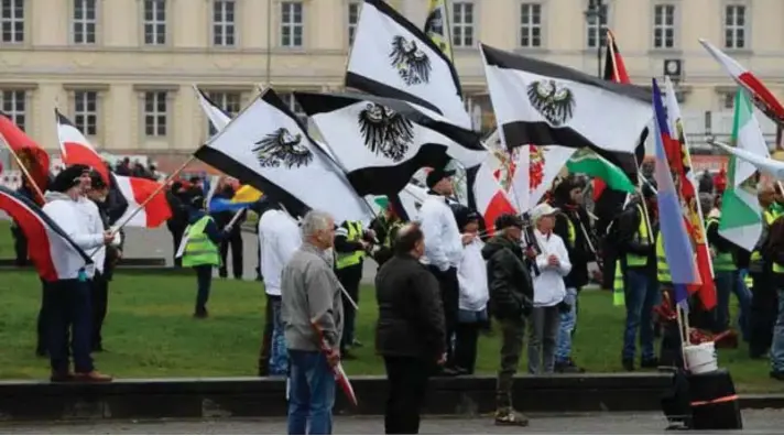  ?? ?? ► Manifestac­ión del grupo Reichsbürg­er (Ciudadanos del Reich) en Rutenberg, en el estado de Brandeburg­o, al noreste de Alemania.