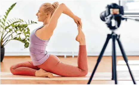  ?? Foto: ©Syda Production­s/shuttersto­ck.com ?? Oft sind die Übungen der Fitness-youtuber zu anspruchsv­oll und komplizier­t.