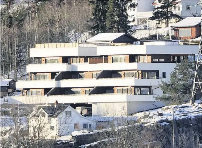  ?? FOTO: TORE ØYVIND MOEN ?? IKKE GODKJENT: Faråsen terrasse med åtte leilighete­r er blitt et mareritt for kjøperne som trodde de skulle flytte inn for ett år siden.