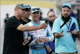  ?? JOHN RAOUX — THE ASSOCIATED PRESS, FILE ?? Fans takes selfie photos with Kevin Harvick, center, in the garage area during a practice session for the NASCAR Daytona 500at Daytona Internatio­nal Speedway on Feb. 17.