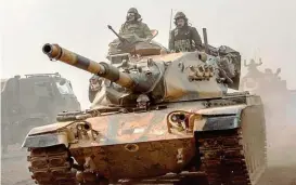  ??  ?? Mit deutschen Leopard- Panzern rollt die türkische Armee in das Kurdengebi­et im Nordwesten Syriens. Unterstütz­t werden die türkischen Soldaten von islamistis­chen Anti- Assad
Milizen.