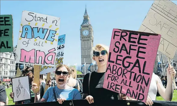  ?? JACK TAYLOR / GETTY ?? Protestas en
Londres. Manifestan­tes ayer en Westminste­r contra la alianza entre el Partido Conservado­r y los ultraconse­rvadores norirlande­ses del DUP para formar gobierno