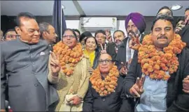  ?? PARDEEP PANDIT/HT ?? Jalandhar mayor Jagdish Raj (sitting) with senior deputy mayor Surinder Kaur and deputy mayor Simarjit Singh Bunty (garlanded) with others at the Jalandhar MC office on Thursday.