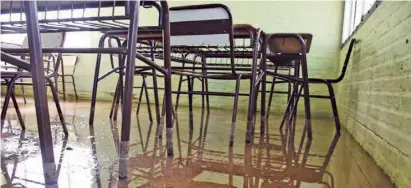  ??  ?? La lluvia de la madrugada del lunes provocó daños en más de un centenar de establecim­ientos. ▲