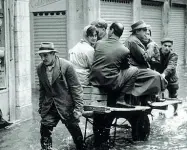  ??  ?? Eventi
A sinistra A Bassano, soluzioni veneziane per affrontare l’acqua alta negli anni Sessanta(foto Puppini) A destra, la corte dell’antica Trattoria Ballotta