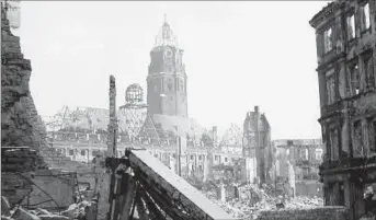  ?? ALAMY ?? Vista desde el sudoeste a las ruinas del ayuntamien­to de Dresde. 1945