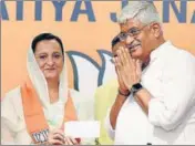  ?? ARVIND YADAV/ HT ?? Amanjot Kaur Ramoowalia joining the BJP in the presence of Union minister Gajendra Singh Shekhawat in New Delhi on Monday.