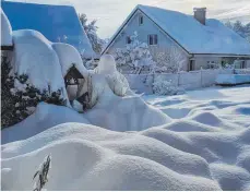  ?? FOTO:TANJA HODLER ?? Eine hügelige Schneeland­schaft in einem Trossinger Garten.