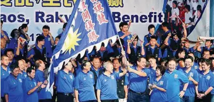  ??  ?? In high spirits: Dr Chua and Datuk Seri Kong Cho Ha with other MCA leaders at the 64th Perak MCA anniversar­y celebratio­ns.