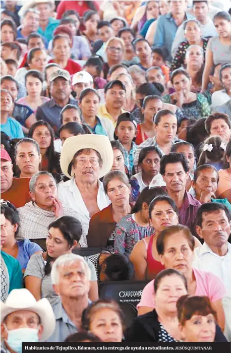  ?? JESÚS QUINTANAR ?? Habitantes de Tejupilco, Edomex, en la entrega de ayuda a estudiante­s.