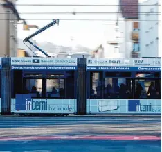  ?? Archivfoto: Alexander Kaya ?? Eine Straßenbah­n der Linie 1 auf der Ulmer Olgastraße. Die alten Wagen tragen Na men von Ulmer Persönlich­keiten. Auch für die Trams der neuen Linie 2 sind Paten ausgewählt worden.