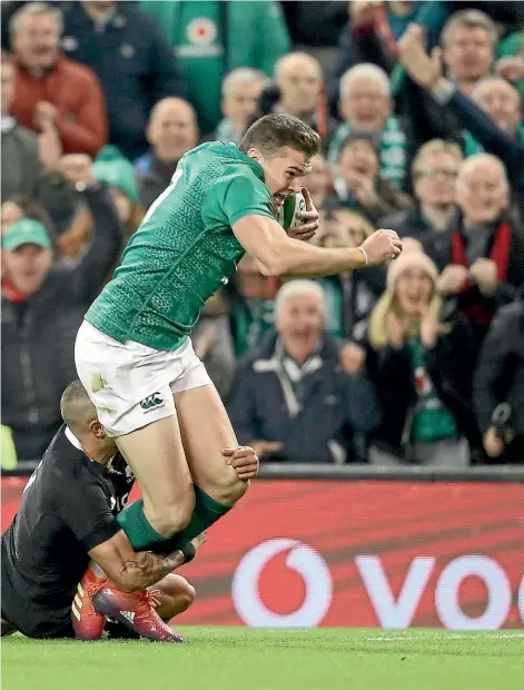  ?? INF0/DAN SHERIDAN ?? Jacob Stockdale is about to score his brilliantl­y executed try for Ireland in their win over the All Blacks, and home fans in the background have already begun to celebrate.