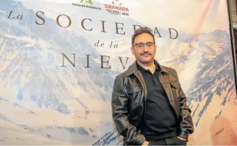  ?? // EFE ?? El director de ‘La sociedad de la nieve’, Juan Antonio Bayona, posa junto al cartel de su película en Granada