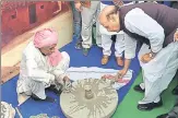  ?? PTI ?? Union minister of home affairs Rajnath Singh interacts with an artisan (potter) after inaugurati­ng the 'Hunar Haat' exhibition in New Delhi on Sunday.