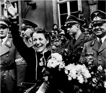  ??  ?? A la izqda., Hitler saluda a sus simpatizan­tes en Núremberg, junto a una exultante Leni Riefenstah­l.