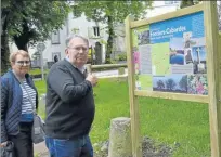  ??  ?? Ces touristes venus de Bretagne ont apprécié les explicatio­ns du nouveau panneau