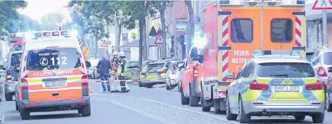  ?? FOTO: P. SCHÜLLER ?? Die Kölner Straße gestern Morgen: Sie war wegen des Großeinsat­zes von Polizei und Rettungsdi­enst für zwei Stunden gesperrt.