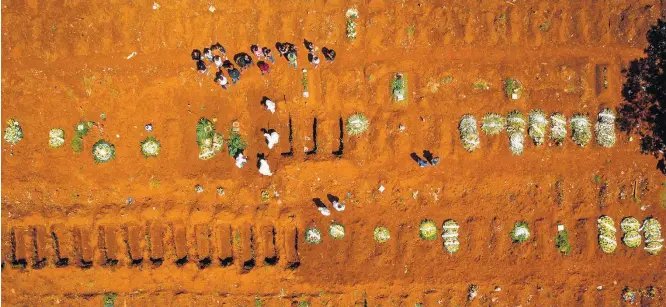 Ro­ti­na. Se­pul­ta­men­tos no ce­mi­té­rio Vi­la For­mo­sa, na ca­pi­tal, que re­gis­tra leve cres­ci­men­to em en­ter­ros; fu­ne­rá­ri­as cons­ta­tam al­tas ir­re­gu­la­res no in­te­ri­or do Es­ta­do e te­mem fal­ta de cai­xões