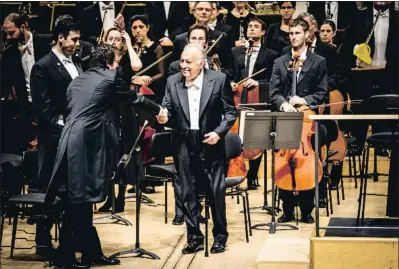  ?? LLIBERT TEIXIDÓ ?? Zubin Mehta saluda al concertino de la Filarmónic­a de Israel antes de comenzar el concierto