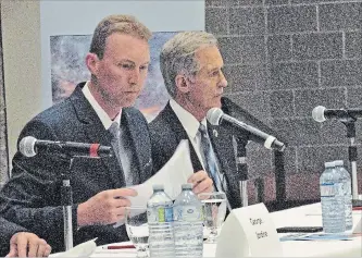  ?? JAMES CULIC METROLAND ?? Fort Erie mayoral candidates Stephen Passero, left, and Wayne Redekop, debate on Tuesday at the Leisureple­x in front of about 320 people.