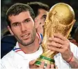  ?? Foto: dpa ?? Als Weltmeiste­r scheiterte Mittelfeld­star Zinédine Zidane mit Frankreich im Jahr 2002.