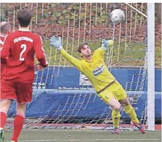  ?? RP-ARCHIVFOTO: ACHIM BLAZY ?? Der in der Ratinger Fußballsze­ne bekannte Torhüter Patrick Bas (r.) verhalf Heiligenha­us zum Landesliga-Aufstieg.