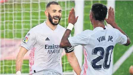  ??  ?? Karim Benzema (przodem) odbiera gratulacje za bramkę w meczu z Eibar (2:0). To siódmy gol Francuza w pięciu ostatnich spotkaniac­h.