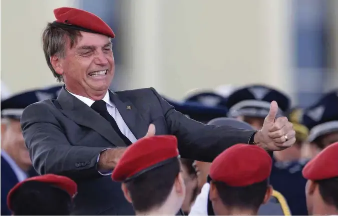  ?? AP/NTB SCANPIX ?? Høyrepopul­isten Jair Bolsonaro har bakgrunn som offiser og folkevalgt i nasjonalfo­rsamlingen. Hans naeringsli­vspolitikk kan bidra til valgseier over venstresid­ens kandidat Fernando Haddad.