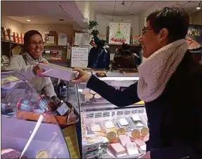  ??  ?? Depuis un an, Natercia fait ses courses avec ses boîtes dans son cabas.