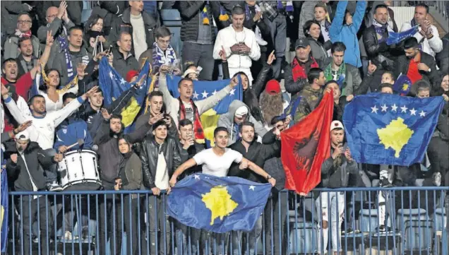  ??  ?? Seguidores kosovares animan a su selección en un partido reciente.