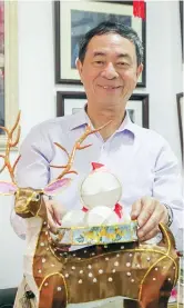  ??  ?? Lantern maker He Weifu is the grandson of a renowned craftsman of the art.