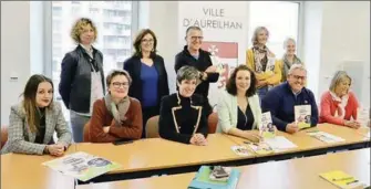  ?? - Crédits : CB65 ?? Emmanuel Alonso (2e à Dr) Virginie Faveron (3e à Dr) et les directrice­s et directeur des écoles d’Aureilhan