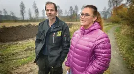  ?? Bild: ANNIKA KARLBOM ?? KRITISKA. Per-erik Johansson och Anna Kontio är två av de ortsbor som reagerat på planerna för en omlastning­sstation för animaliska biprodukte­r i Syllinge.